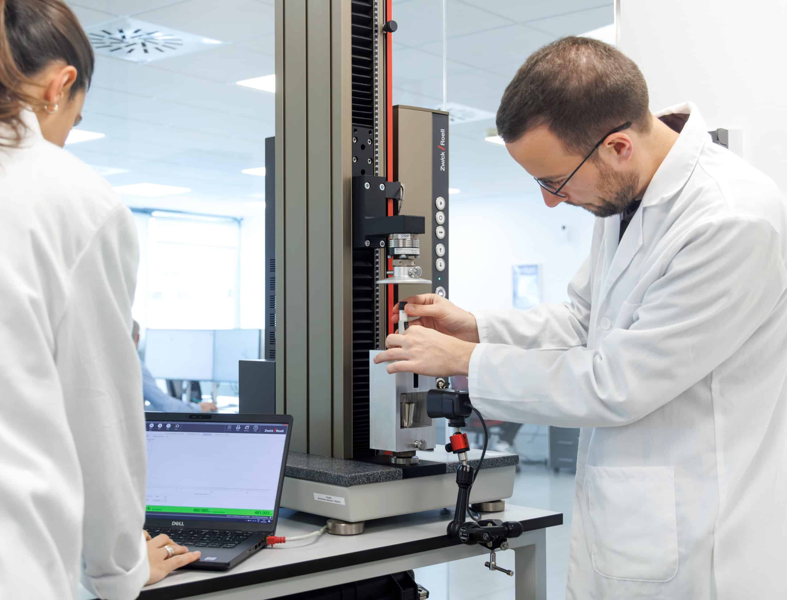 medicla device engineer testing device using universal mechanical testing machine